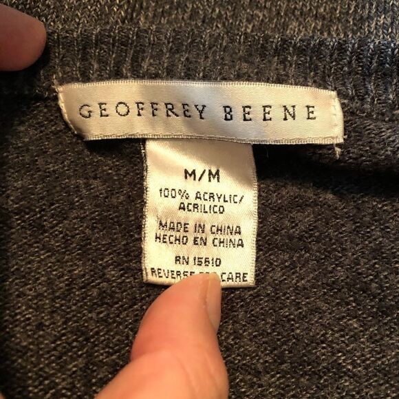 Geoffrey Beene grey v neck sweater. Size medium - Picture 3 of 9